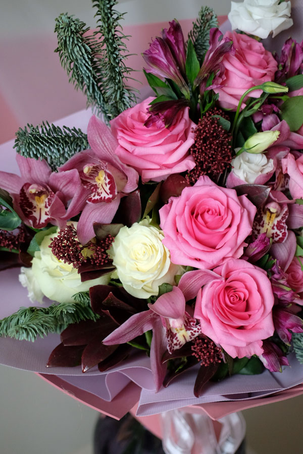 Букет с розами фуксия, нобилисом, орхидеями и альстромерией (3)