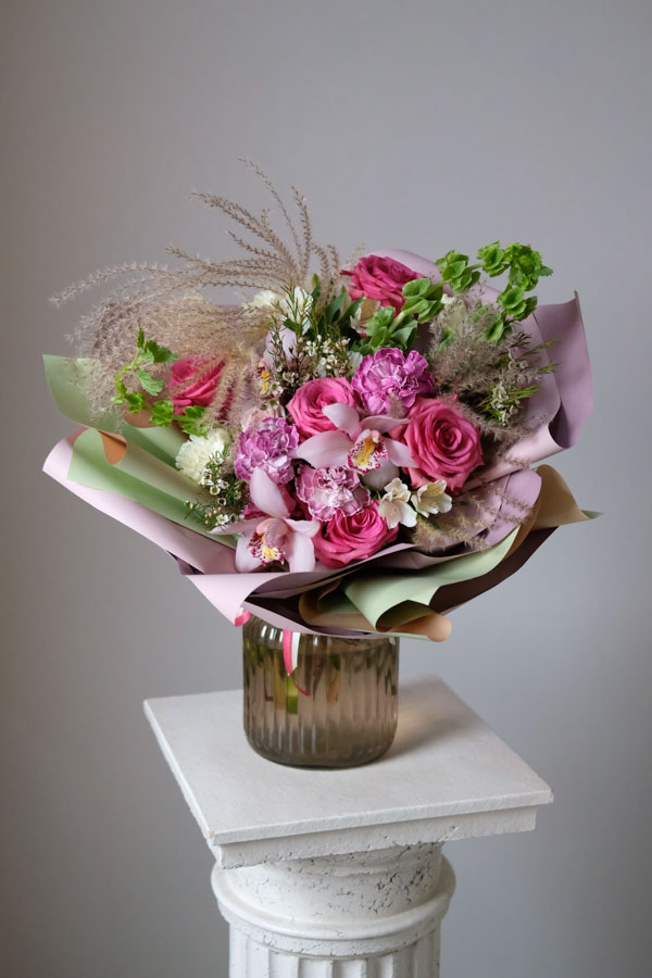 Букет с яркими розами, диантусом, сухоцветом, орхидеями и ваксфлауэром (1)