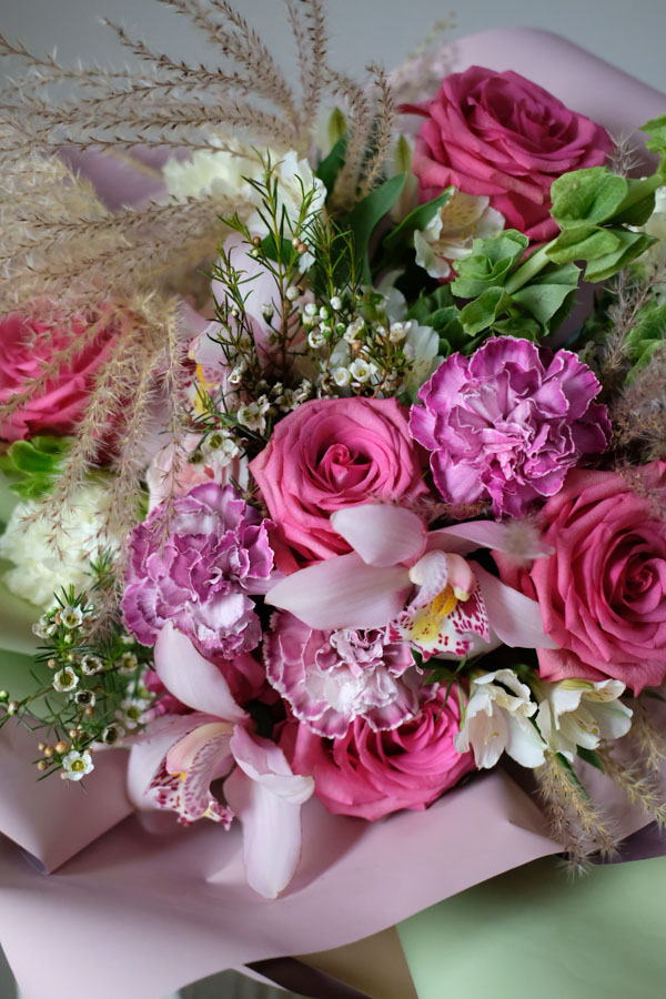 Букет с яркими розами, диантусом, сухоцветом, орхидеями и ваксфлауэром (2)