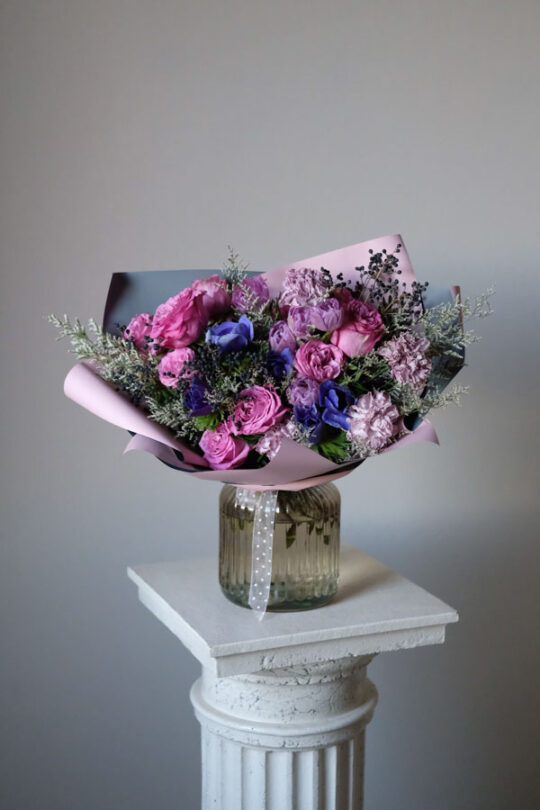 Букет с яркими розами, сиреневыми тюльпанами, анемонами и диантусом (1)