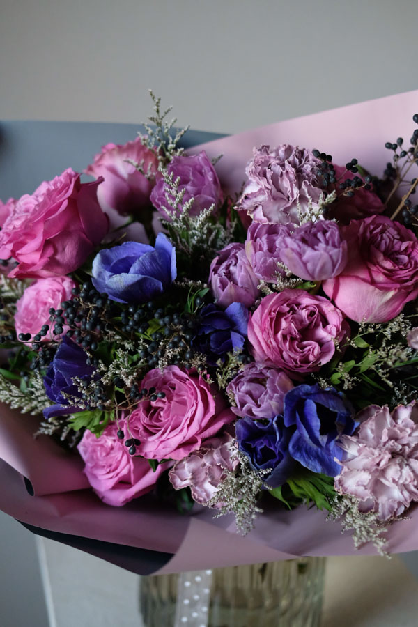 Букет с яркими розами, сиреневыми тюльпанами, анемонами и диантусом (2)