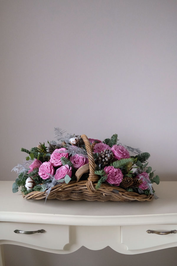 Композиция в плоской плетеной корзине с розами и нобилисом (2)