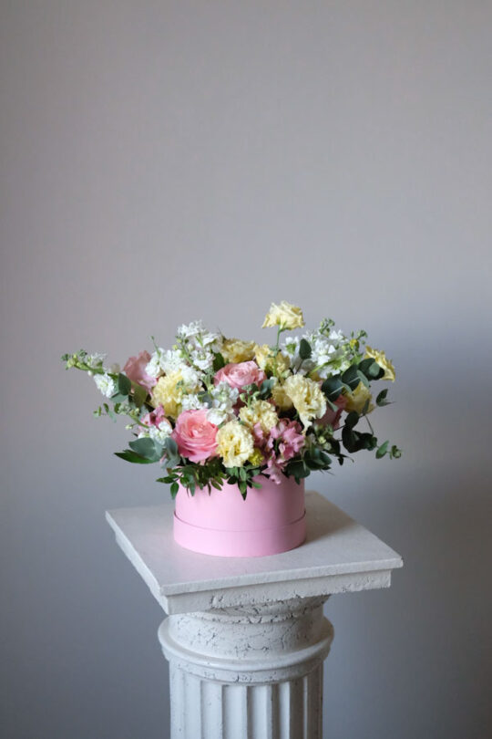 Композиция в розовой шляпной коробке с желтой эустомой, розами и маттиолой (1)