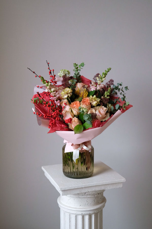 Контрастный букет с персиковыми розами, декоративными ягодками и зеленью (1)