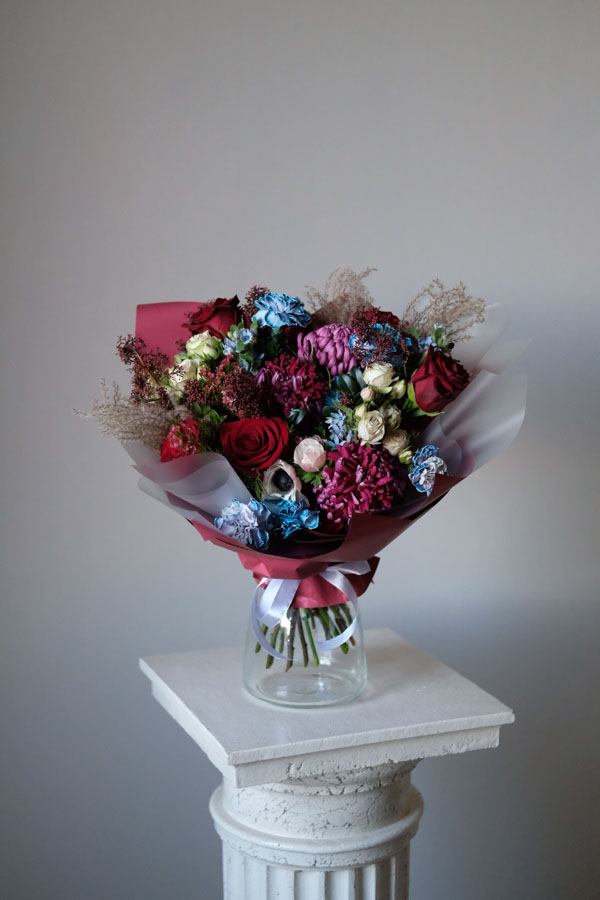 Красный букет с розами, анемонами, голубым диантусом и хризантемами (1)