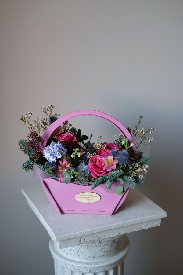 Милая розовая композиция в кашпо-сумке с эрингиумом, розами и альстромерией (2)