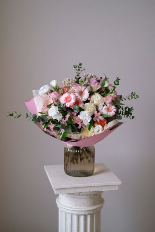 Милый розовый букет с герберами, диантусом, белой эустомой и розовой альстромерией (1)