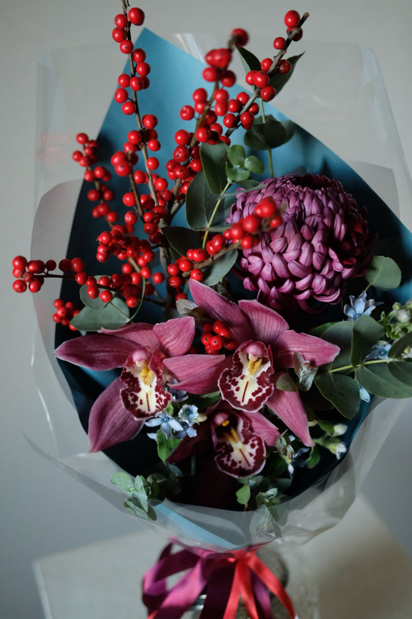Мини-букет с орхидеями, винной хризантемой и декоративными ягодками (2)