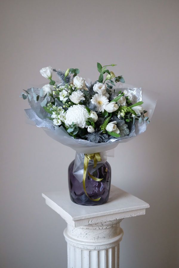 белый букет с тюльпанами герберами эустомой и нобилисом 1