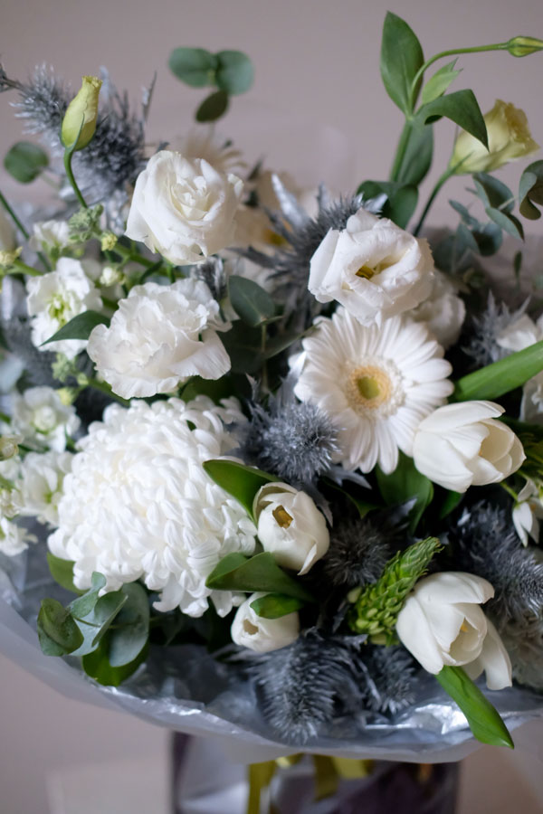Нежнейший белый букет с тюльпанами, герберами, эустомой и нобилисом (2)