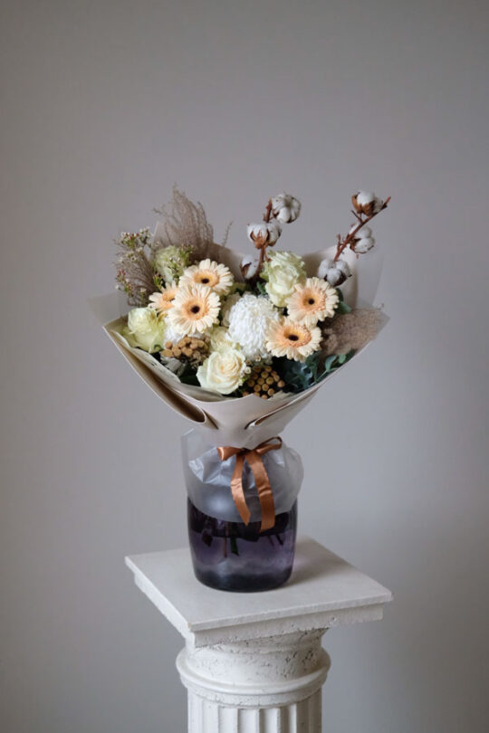Нежный букет с хлопком, герберами, сухоцветом и белыми розами (1)