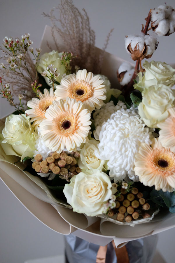 Нежный букет с хлопком, герберами, сухоцветом и белыми розами (2)