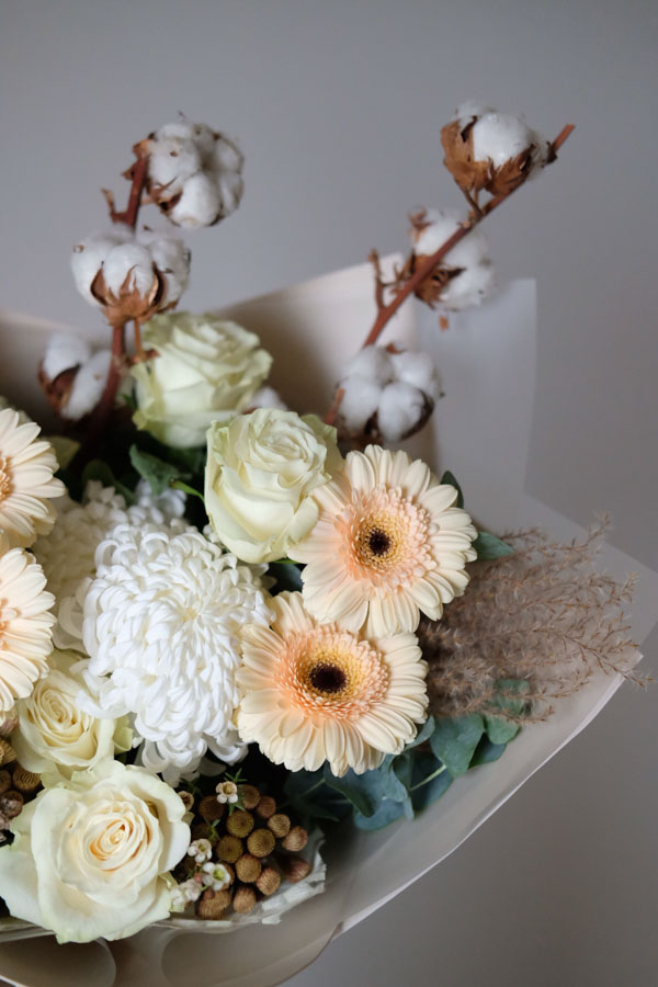 Нежный букет с хлопком, герберами, сухоцветом и белыми розами (3)