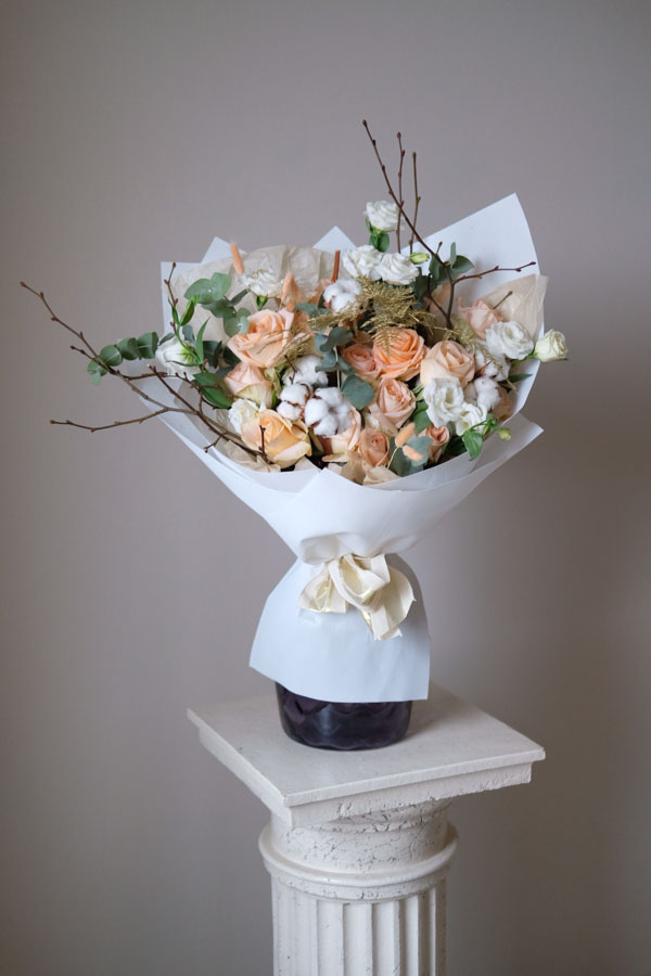 Ноябрьский букет с белой эстомой, хлопком и персиковыми розами (1)