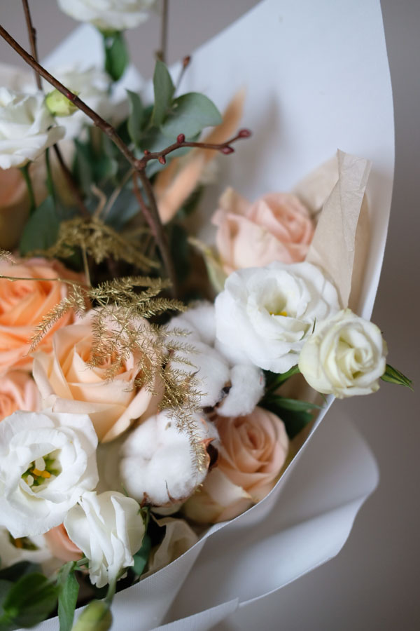 Ноябрьский букет с белой эстомой, хлопком и персиковыми розами (2)