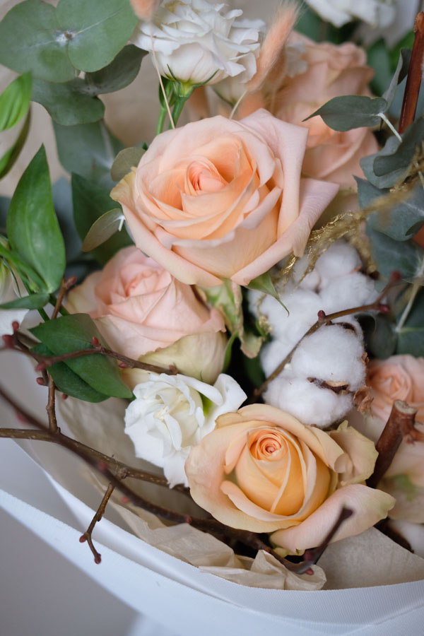 Ноябрьский букет с белой эстомой, хлопком и персиковыми розами (3)