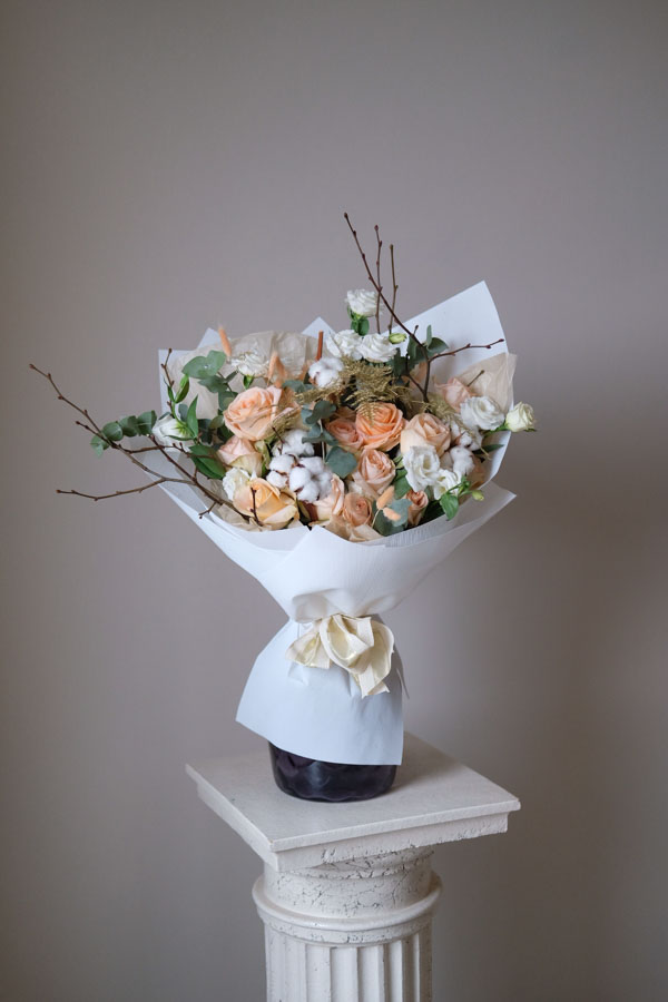 Ноябрьский букет с белой эстомой, хлопком и персиковыми розами (4)