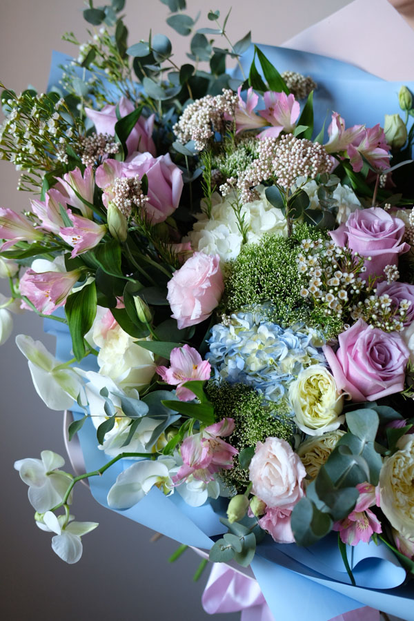 Огромный букет с розами, гортензией, альстромерией, эустомой и белыми орхидеями (3)