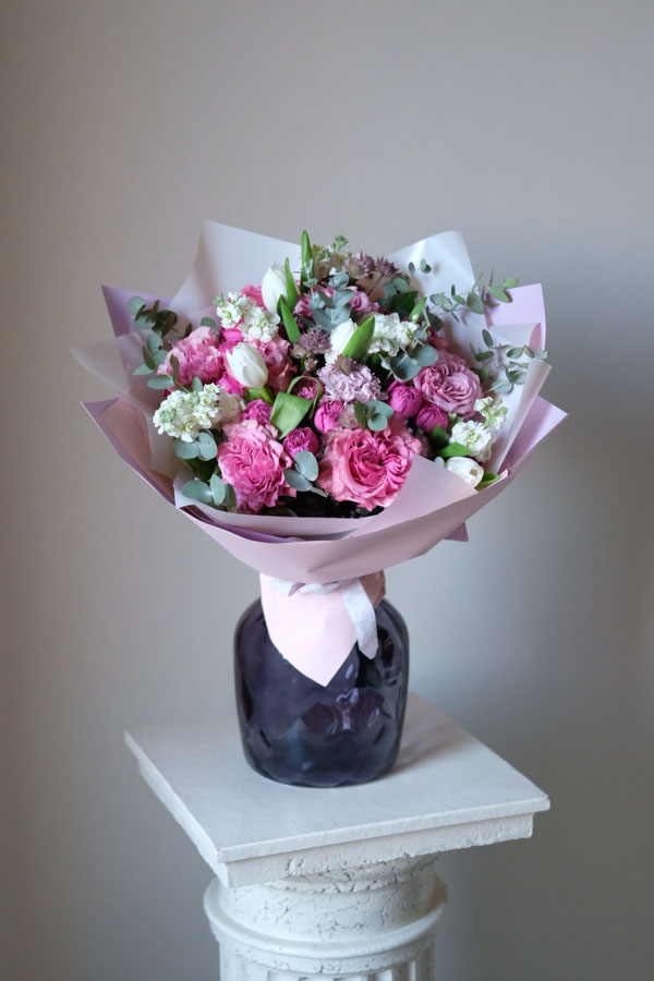 Розовый букет с пионовидными розами, маттиолой, белыми тюльпанами и зеленью (1)