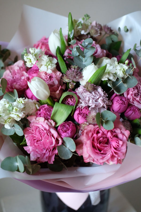Розовый букет с пионовидными розами, маттиолой, белыми тюльпанами и зеленью (2)