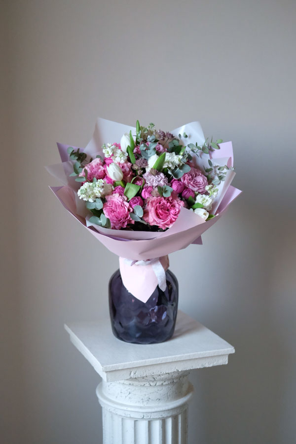Розовый букет с пионовидными розами, маттиолой, белыми тюльпанами и зеленью (3)