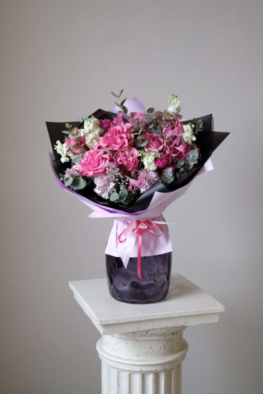 Розовый букет с розами маттиолой и светло сиреневыми диантусом 1