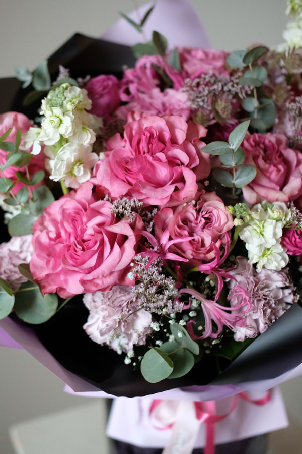 Розовый букет с розами, маттиолой и светло-сиреневыми диантусом (2)