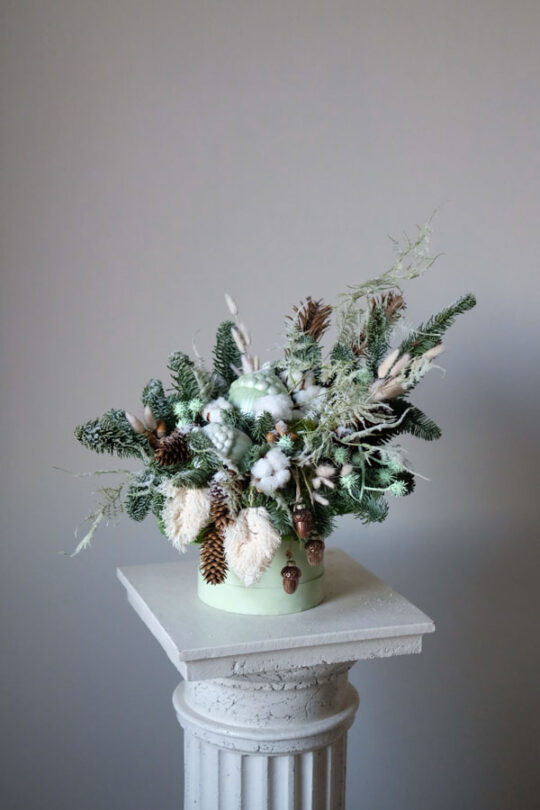Светло-зеленая новогодняя композиция из нобилиса с лагурусом, шишками и декором (1)