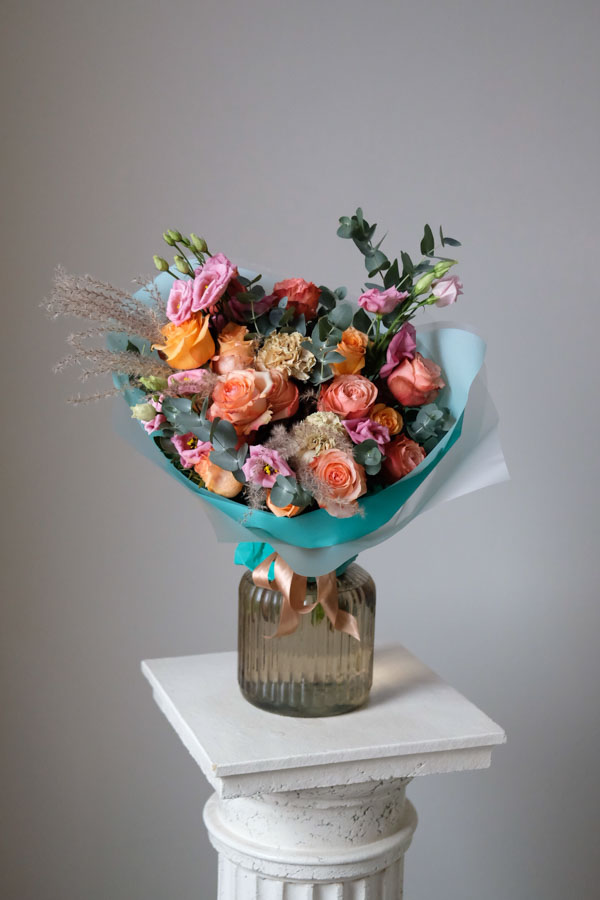 Яркий букет с розовой эустомой, персиково-оранжевыми розами и сухоцветом (1)