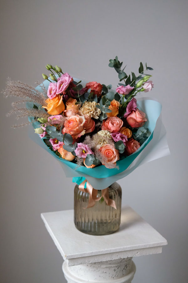 Яркий букет с розовой эустомой, персиково-оранжевыми розами и сухоцветом (2)