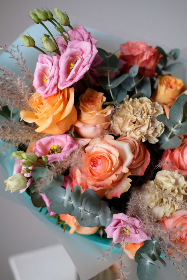 Яркий букет с розовой эустомой, персиково-оранжевыми розами и сухоцветом (3)
