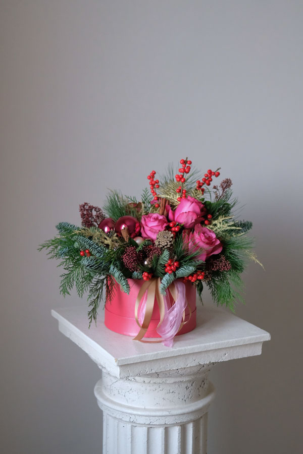 розовая композиция с яркими розами, нобилисом и ягодками в шляпной коробке (1)