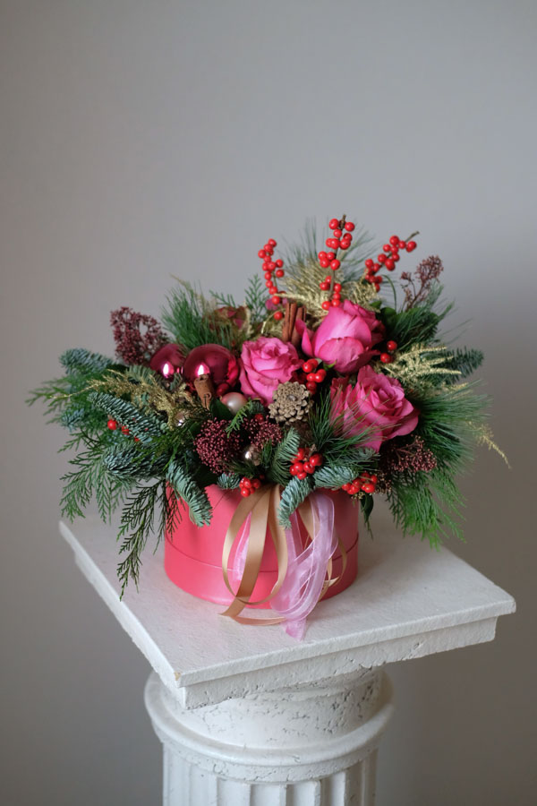 розовая композиция с яркими розами, нобилисом и ягодками в шляпной коробке (2)