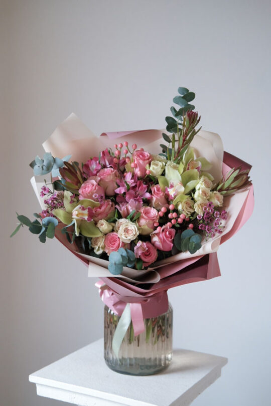 Букет с орхидеями, розами, леукадендроном, ваксфлауэром и розовой альстромерией (1)