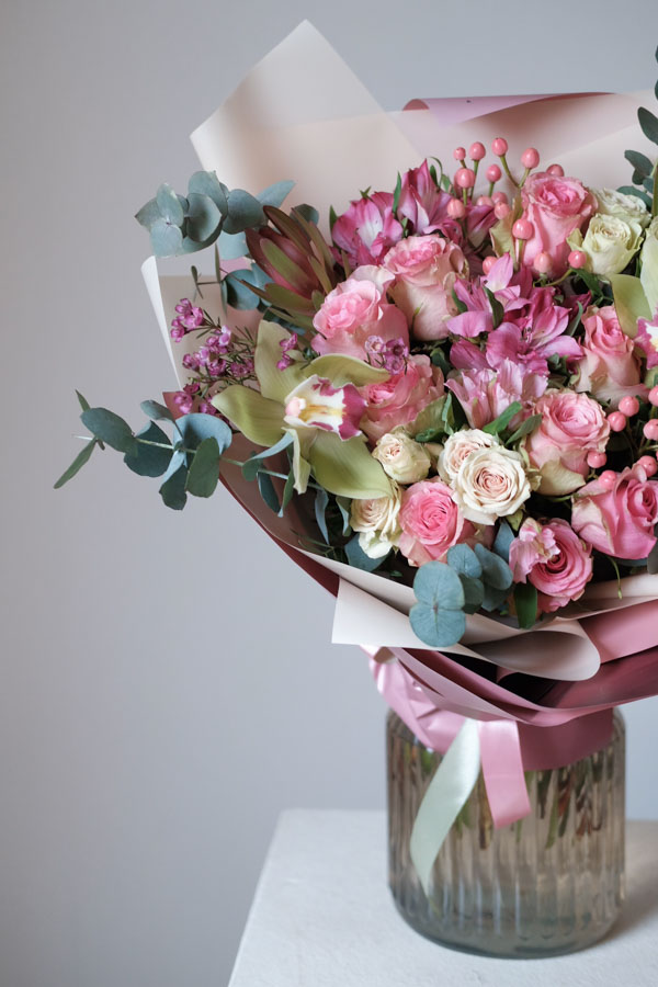 Букет с орхидеями, розами, леукадендроном, ваксфлауэром и розовой альстромерией (2)