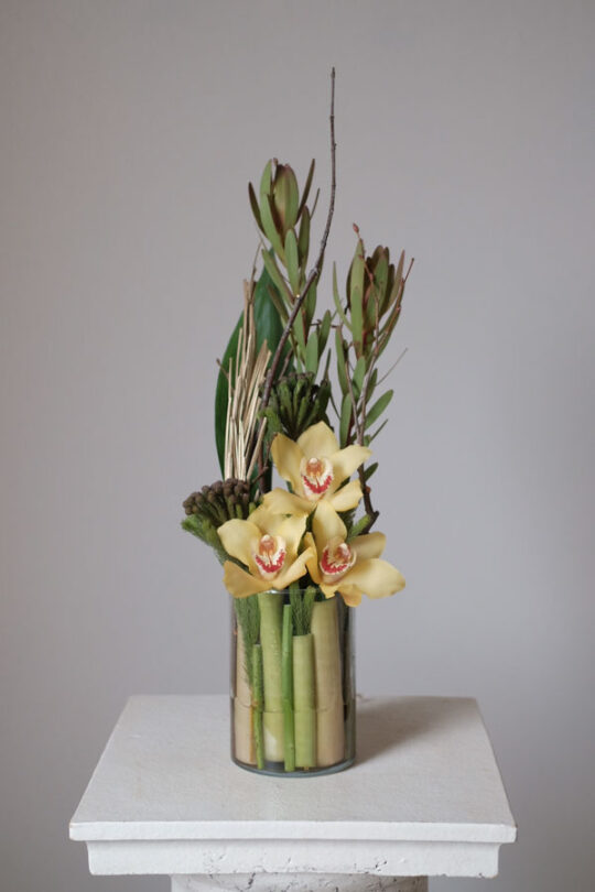 Интерьерная композиция с желтыми орхидеями и леукадендроном (2)
