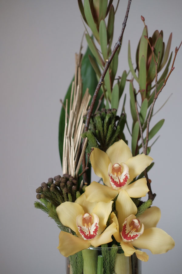 Интерьерная композиция с желтыми орхидеями и леукадендроном (3)