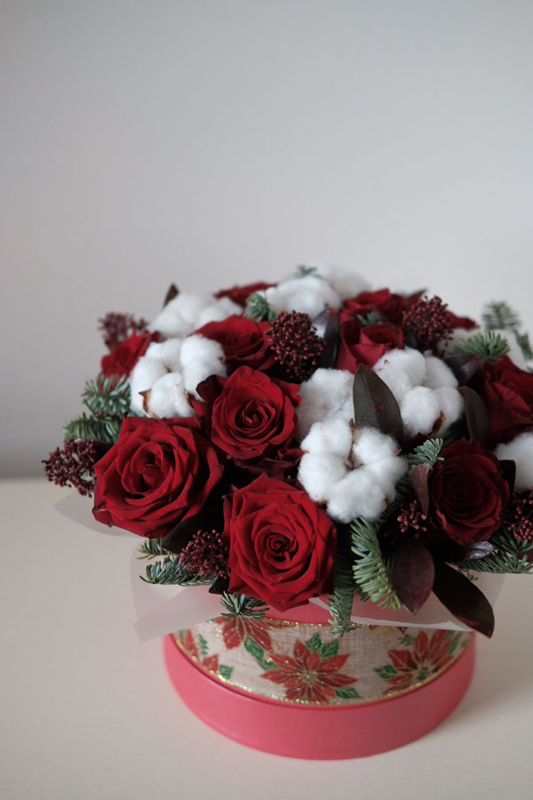 Композиция с красными розами, хлопком и скиммией (3)