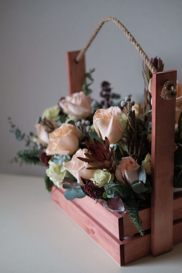 Композиция с кремовыми розами, леукадендроном, скиммией и кустовой гвоздикой (4)