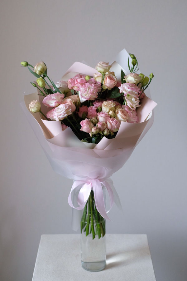 Милый букет с кустовыми розами и эустомой (1)