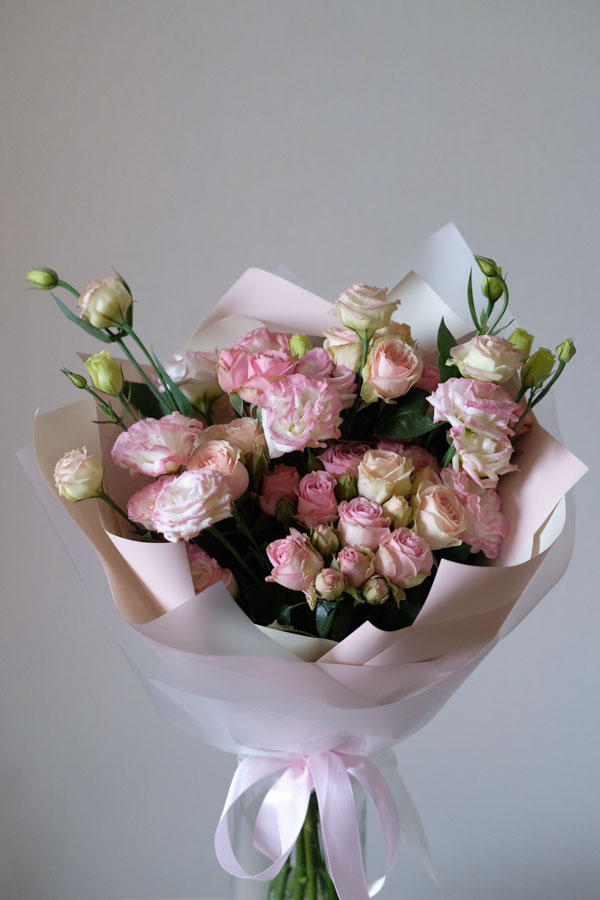 Милый букет с кустовыми розами и эустомой (2)