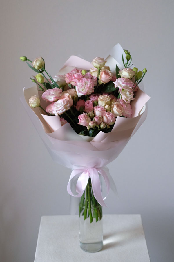 Милый букет с кустовыми розами и эустомой (3)