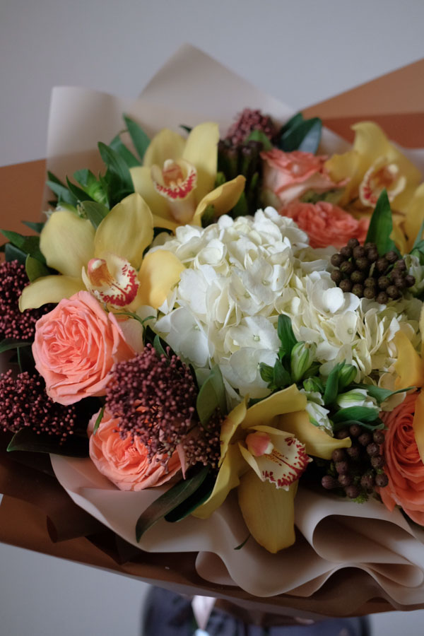 Объемный букет с желтыми орхидеями, гортензией, скиммией и персиковыми розами (2)