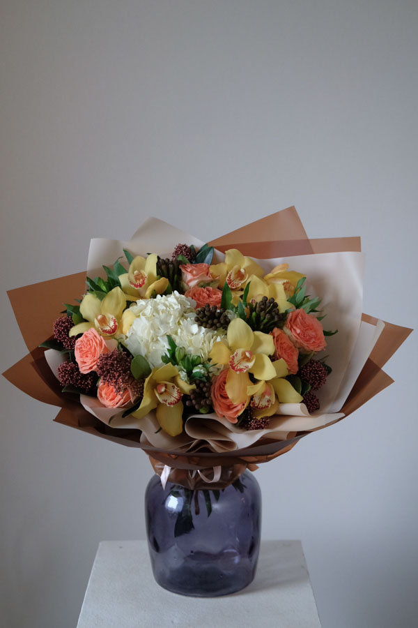 Объемный букет с желтыми орхидеями, гортензией, скиммией и персиковыми розами (3)