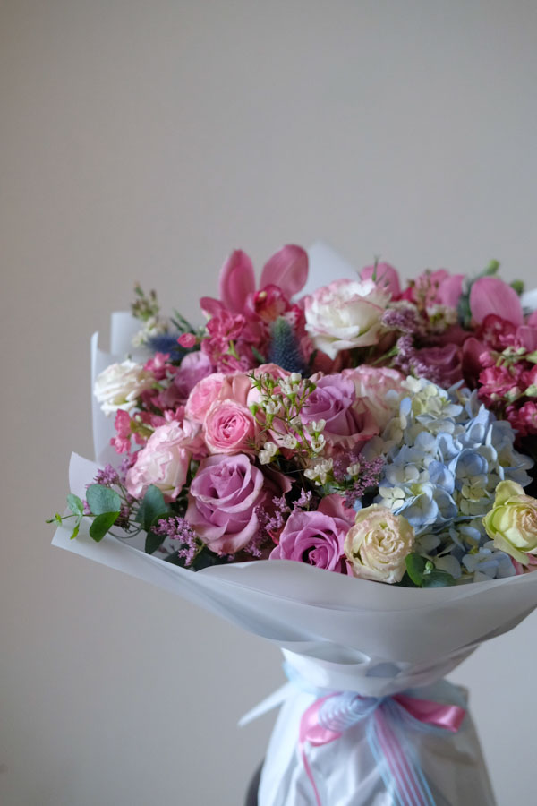 Пышный букет с гортензией, орхидеями, розами, эрингиумом и ваксфлауэром (5)