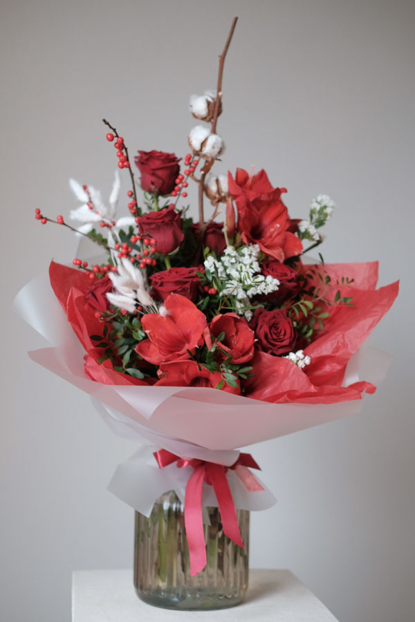 Яркий красный букет с амариллисом розами хлопком и белым лагурусом 1
