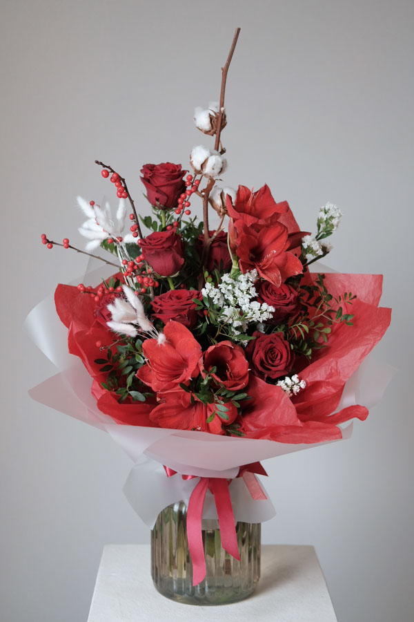 Яркий красный букет с амариллисом, розами, хлопком и белым лагурусом (2)