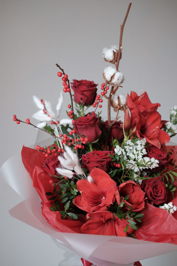 Яркий красный букет с амариллисом, розами, хлопком и белым лагурусом (3)