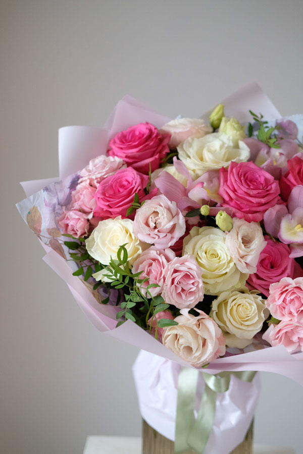 Букет роз с орхидеями и эустомой (3)