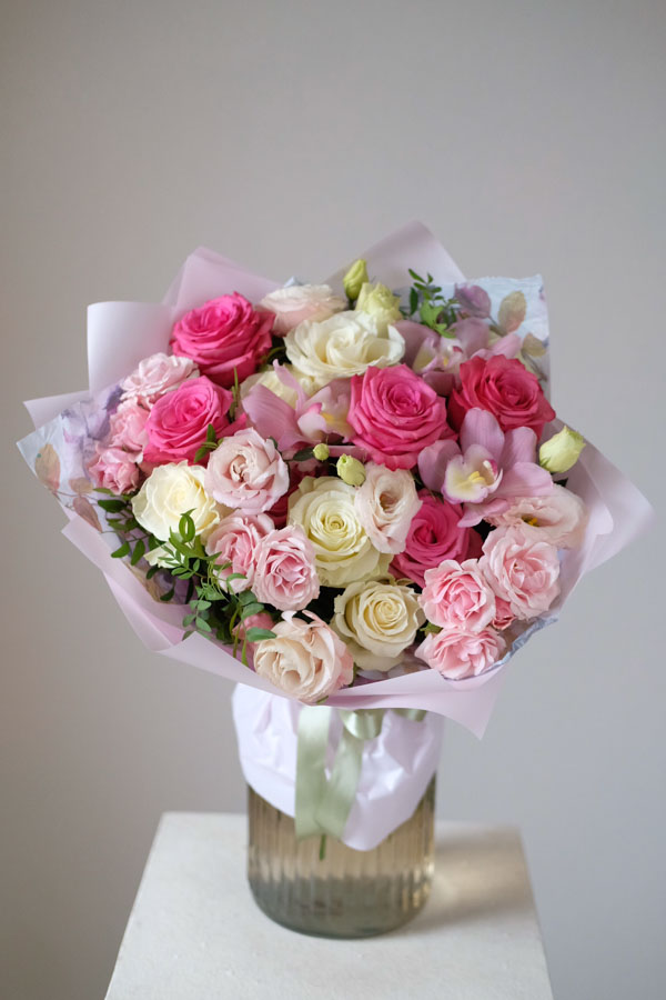 Букет роз с орхидеями и эустомой (4)